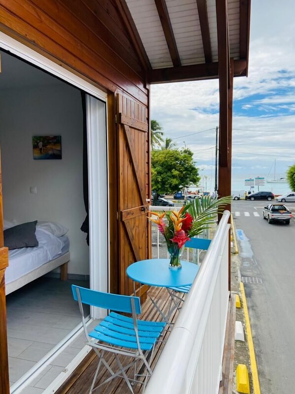 Outdoor dining - residence vwal o van, beach nearby (Sainte-Anne)