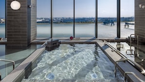 Ein Whirlpool mit Blick auf einen Fluss und Industriegebäude.