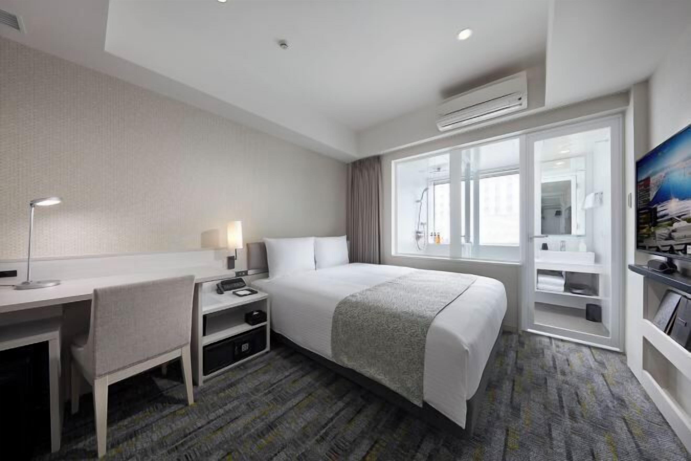 Down duvets, in-room safe, desk, laptop workspace