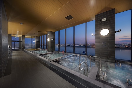 Hot springs. Hotel Villa Fontaine Grand Haneda Airport - Directly connected to Haneda Airport Terminal 3