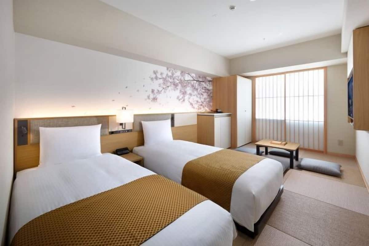 Down duvets, in-room safe, desk, laptop workspace