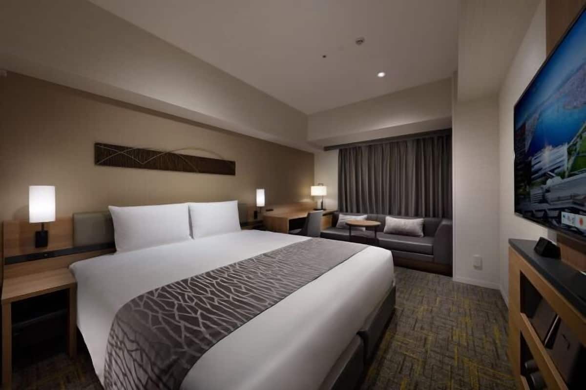 Down duvets, in-room safe, desk, laptop workspace