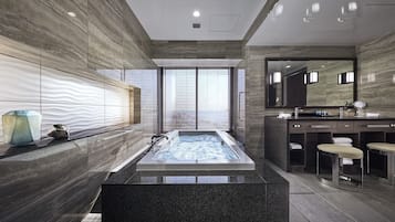 Articles de toilette gratuits, sèche-cheveux, chaussons, bidet