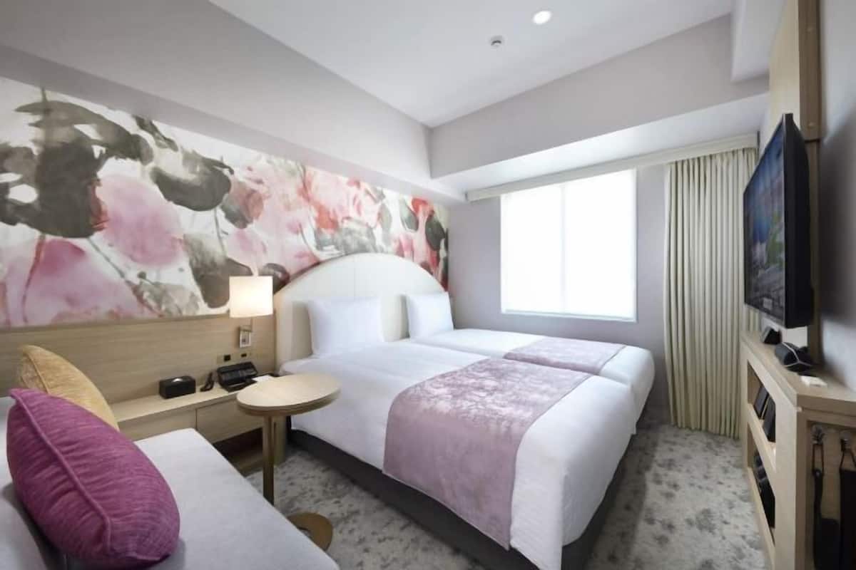 Down duvets, in-room safe, desk, laptop workspace