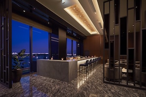 Bar (on property) - Hotel Villa Fontaine Grand Haneda Airport - Directly connected to Haneda Airport Terminal 3 (Tokyo)
