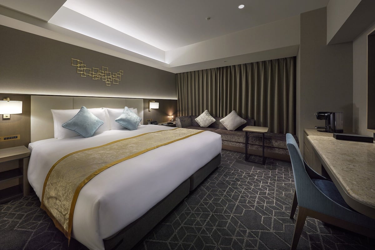 Superior King Room, Non Smoking | Down comforters, in-room safe, desk, laptop workspace