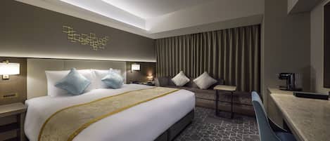 Down duvets, in-room safe, desk, laptop workspace