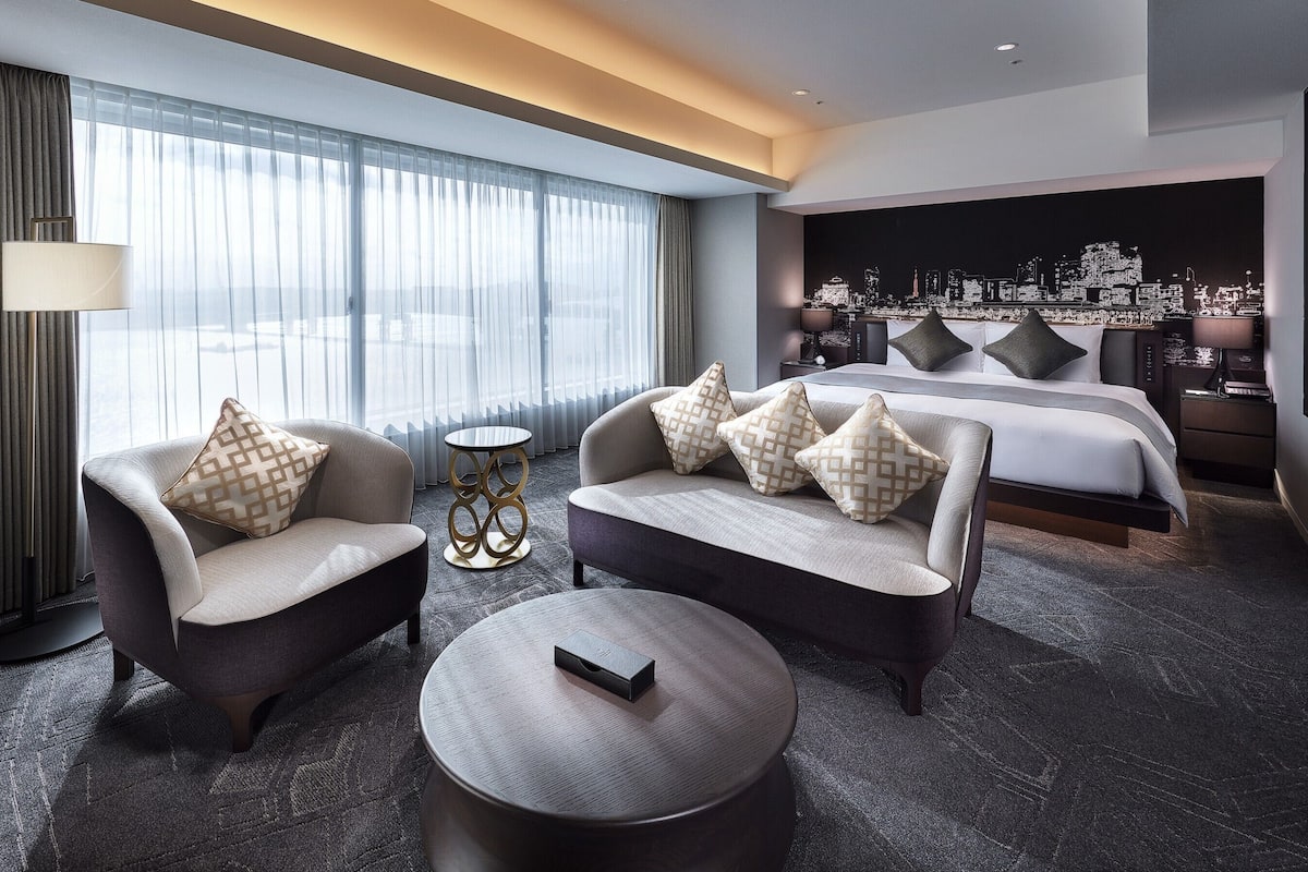 Superior King Room, Non Smoking | Down comforters, in-room safe, desk, laptop workspace