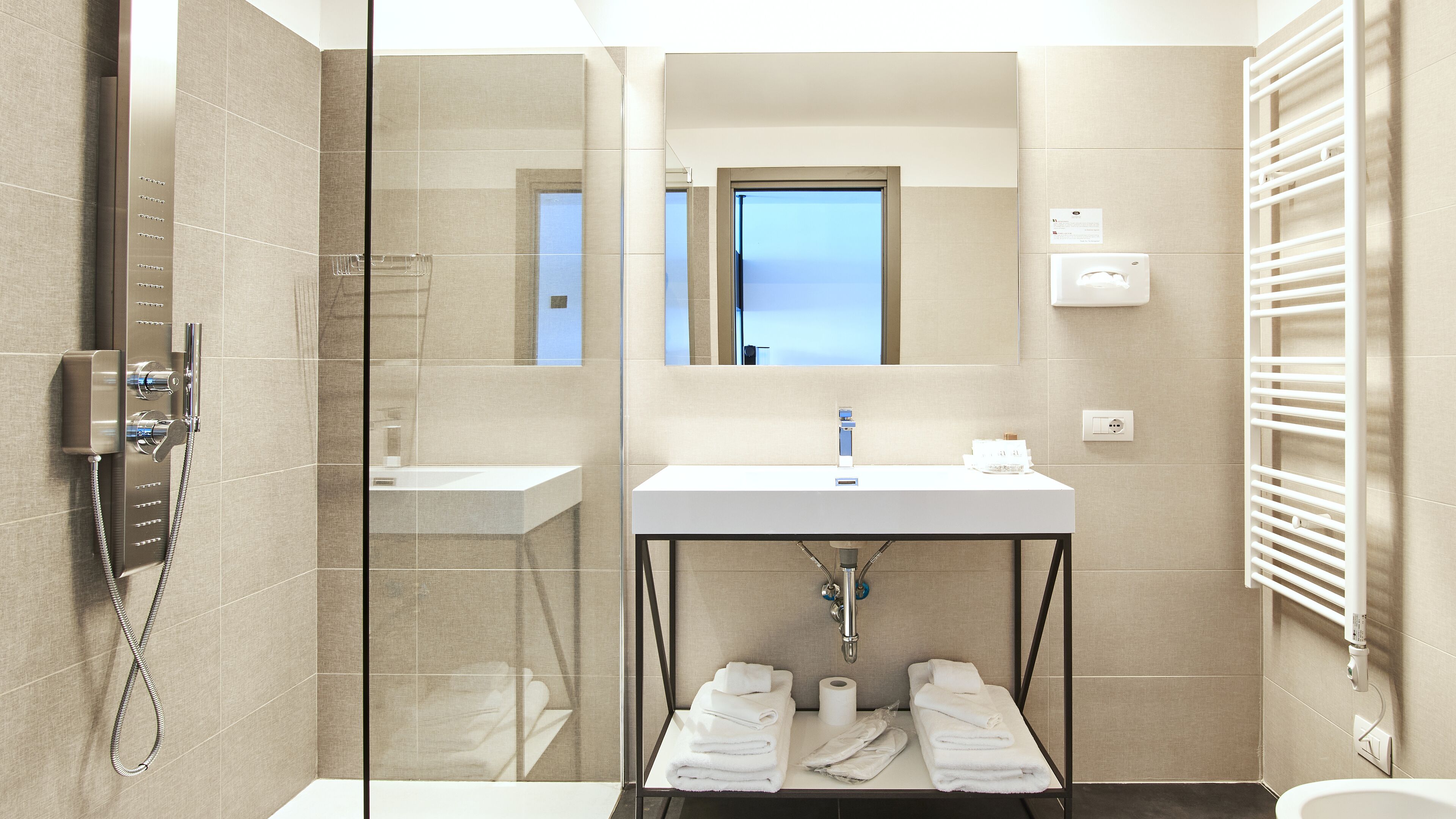 shower, hydromassage showerhead, free toiletries, hair dryer