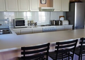 Jääkaappi, mikroaaltouuni, uuni, astianpesukone