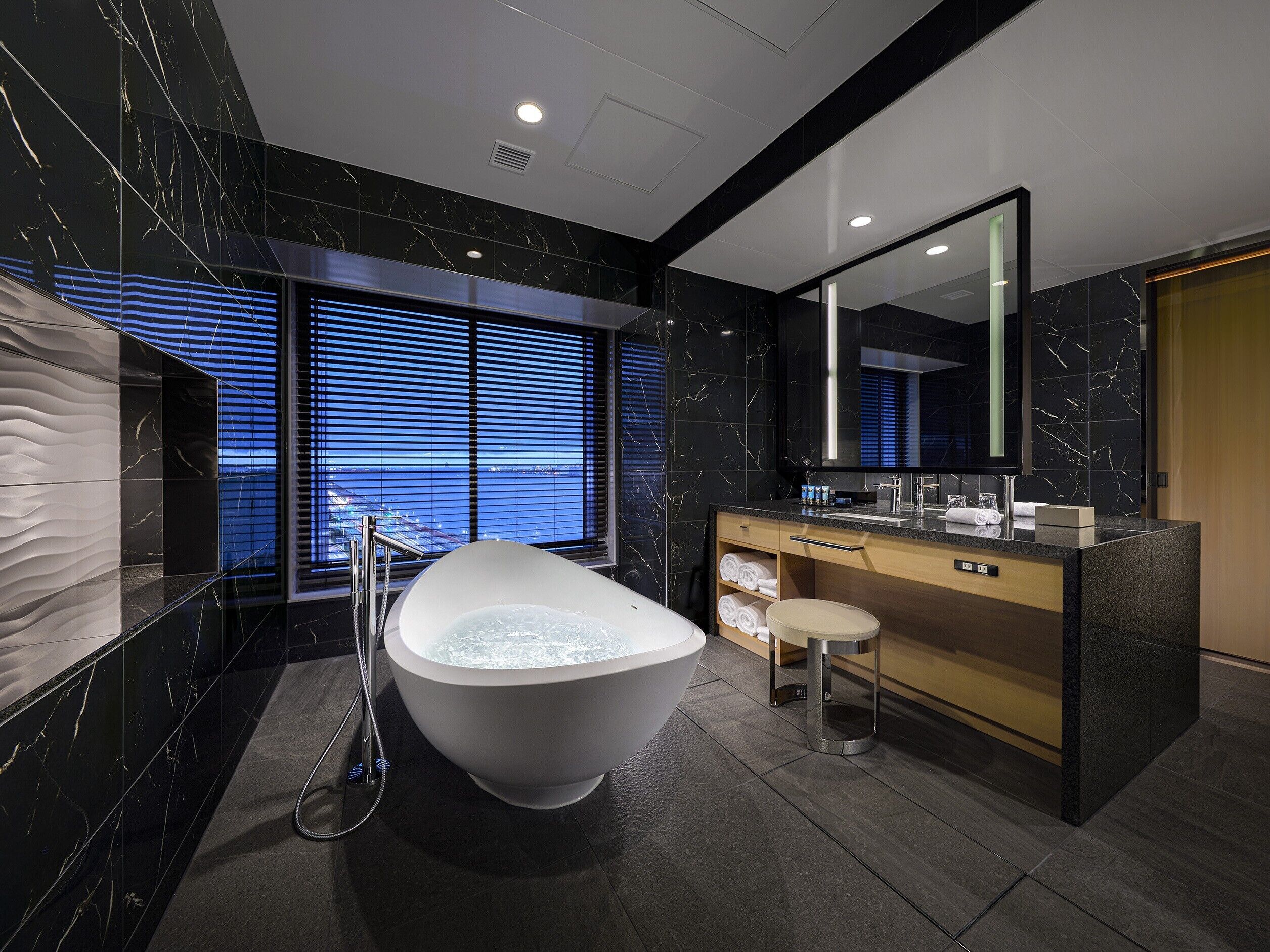 fontaine suite, non smoking, river view | bathroom | combined shower/bathtub, free toiletries, hair dryer, bathrobes
