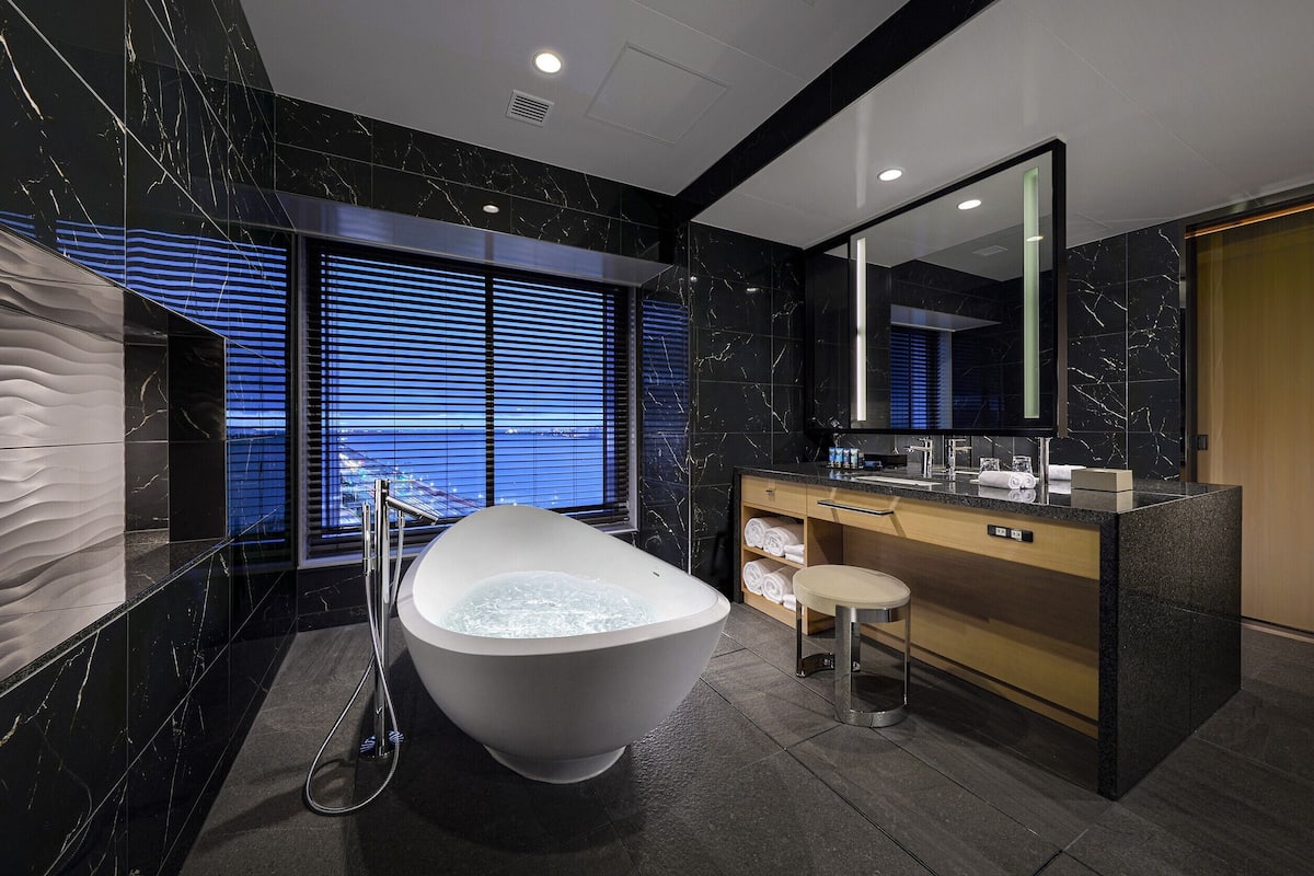 fontaine suite, non smoking, river view | bathroom | combined shower/bathtub, free toiletries, hair dryer, bathrobes