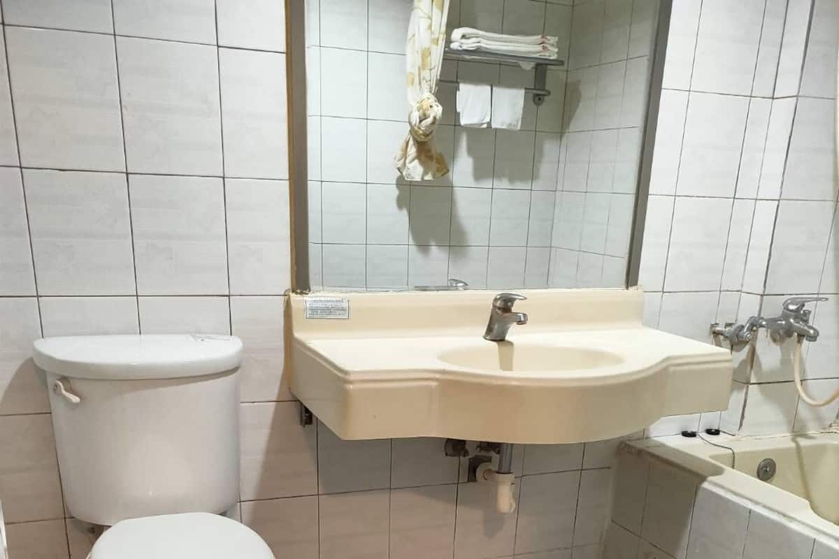 Un bany amb vàter, rentatge i banyera.