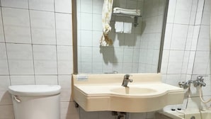 A bathroom with a toilet, sink, and bathtub.