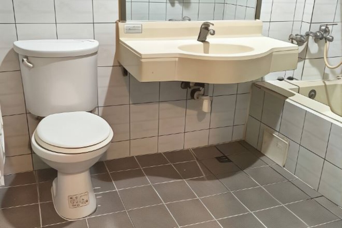 Un baño con inodoro, lavamanos y bañera.