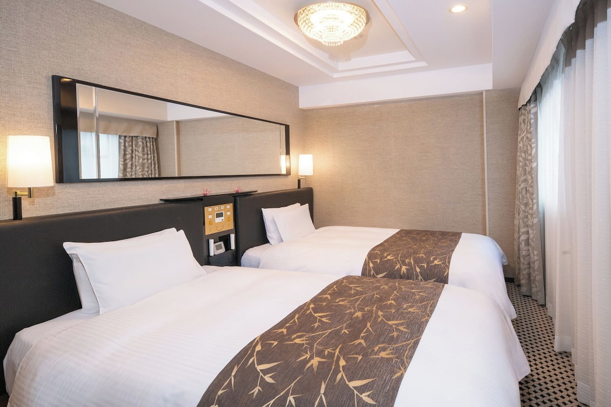 Camera Deluxe con 2 letti singoli, 2 camere da letto, non fumatori | Copriletto in piuma, una scrivania, tende oscuranti, Wi-Fi gratuito