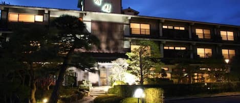 Façana frontal de l'allotjament (vespre/nit)