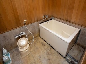 Ensemble baignoire-douche, articles de toilette (gratuits)