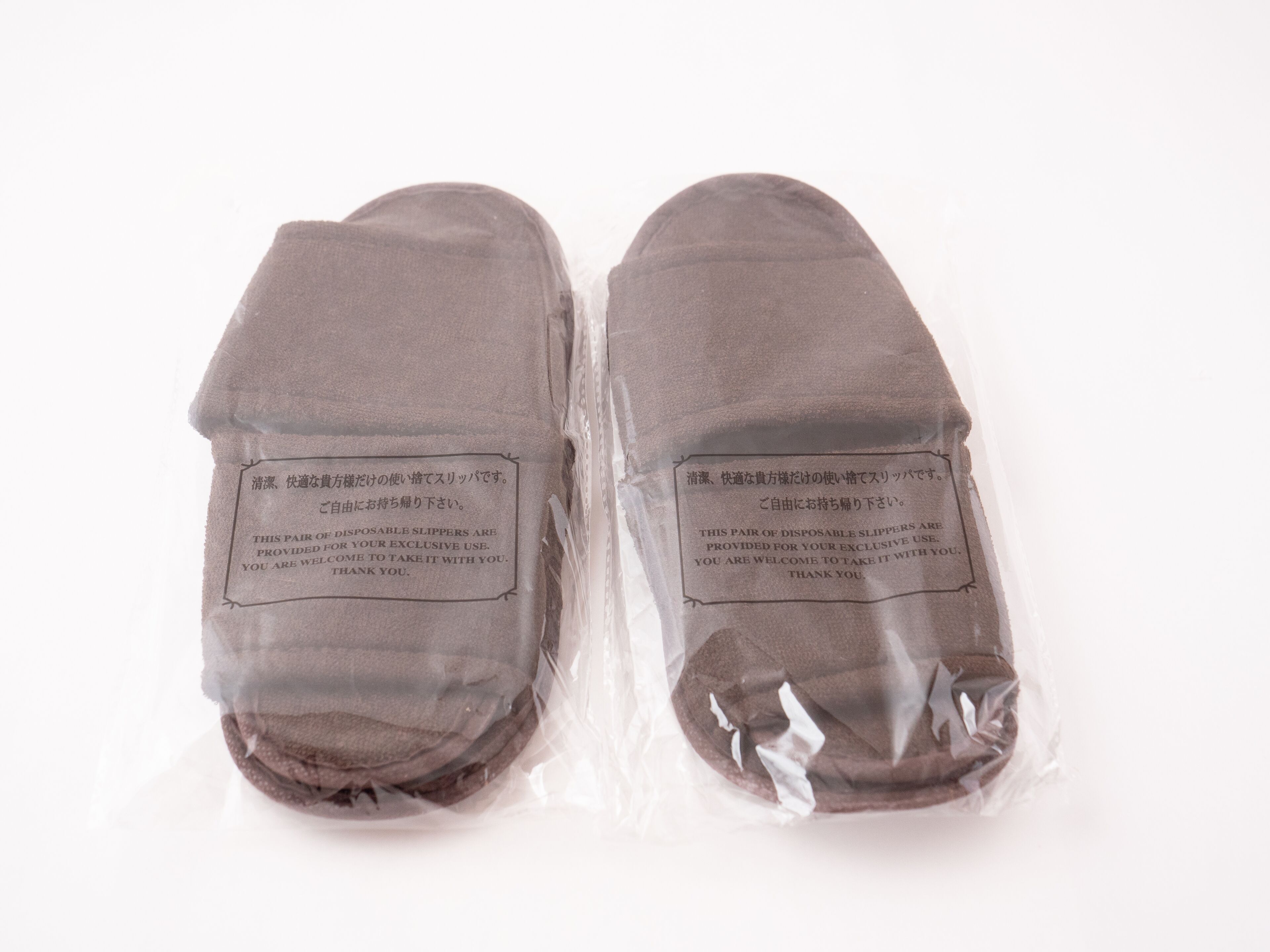 Une paire de chaussons jetables avec une étiquette.