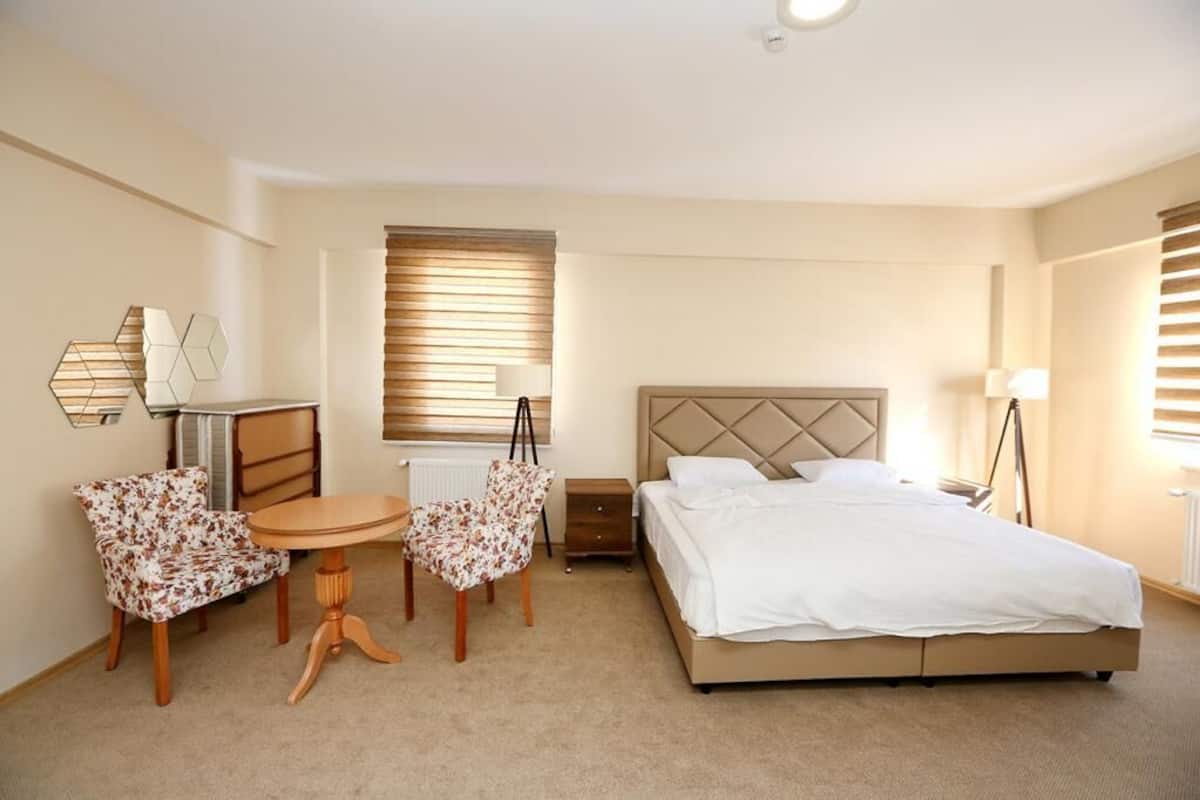 1 slaapkamer, luxe beddengoed, een bureau, beddengoed