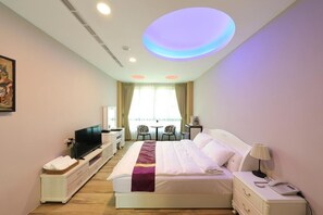 Escritorio, cortinas blackout, wifi gratis y ropa de cama