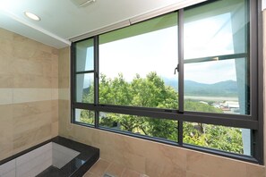 Artículos de tocador gratuitos, secador de pelo, pantuflas, toallas