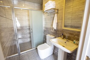 Douche, sèche-cheveux, chaussons, bidet