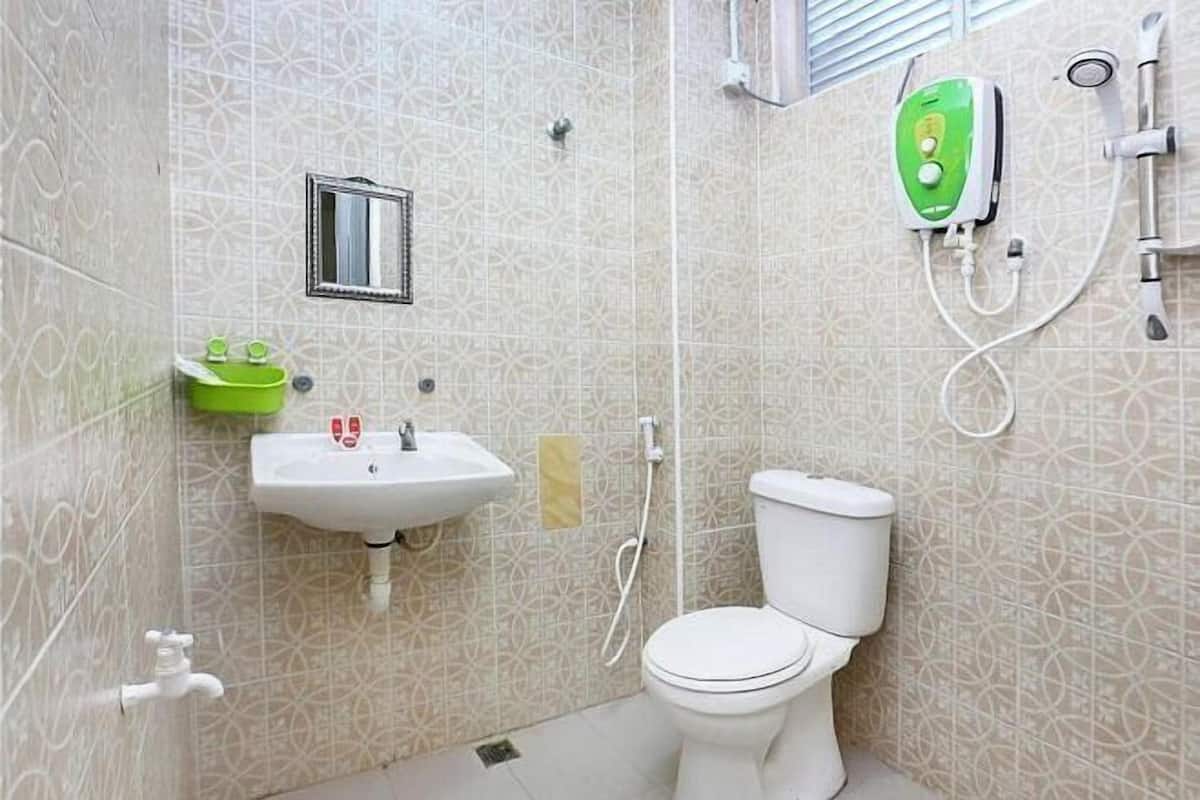 Shower, rainfall showerhead, free toiletries, bidet