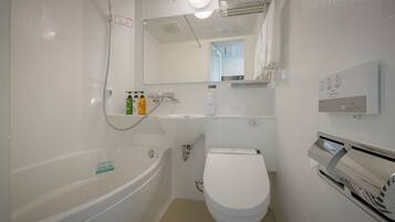 Combined shower/bathtub, free toiletries, hair dryer, slippers
