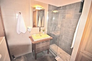 Hårføner, håndklær, såpe og sjampo