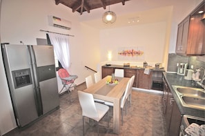 Fridge, microwave, oven, stovetop - Cretan Lux Villa in Unrivaled Position in Kournas (Kournas)
