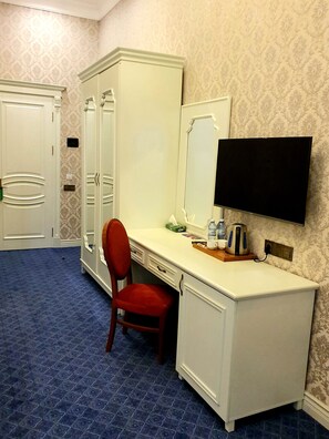 Premium bedding, Select Comfort beds, desk, blackout curtains - La Casa Sahil Hotel (Baku)