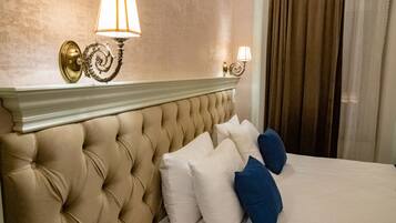 Habitación Deluxe con 1 cama doble o 2 individuales, vistas a la ciudad | Ropa de cama de alta calidad, colchones Select Comfort, escritorio