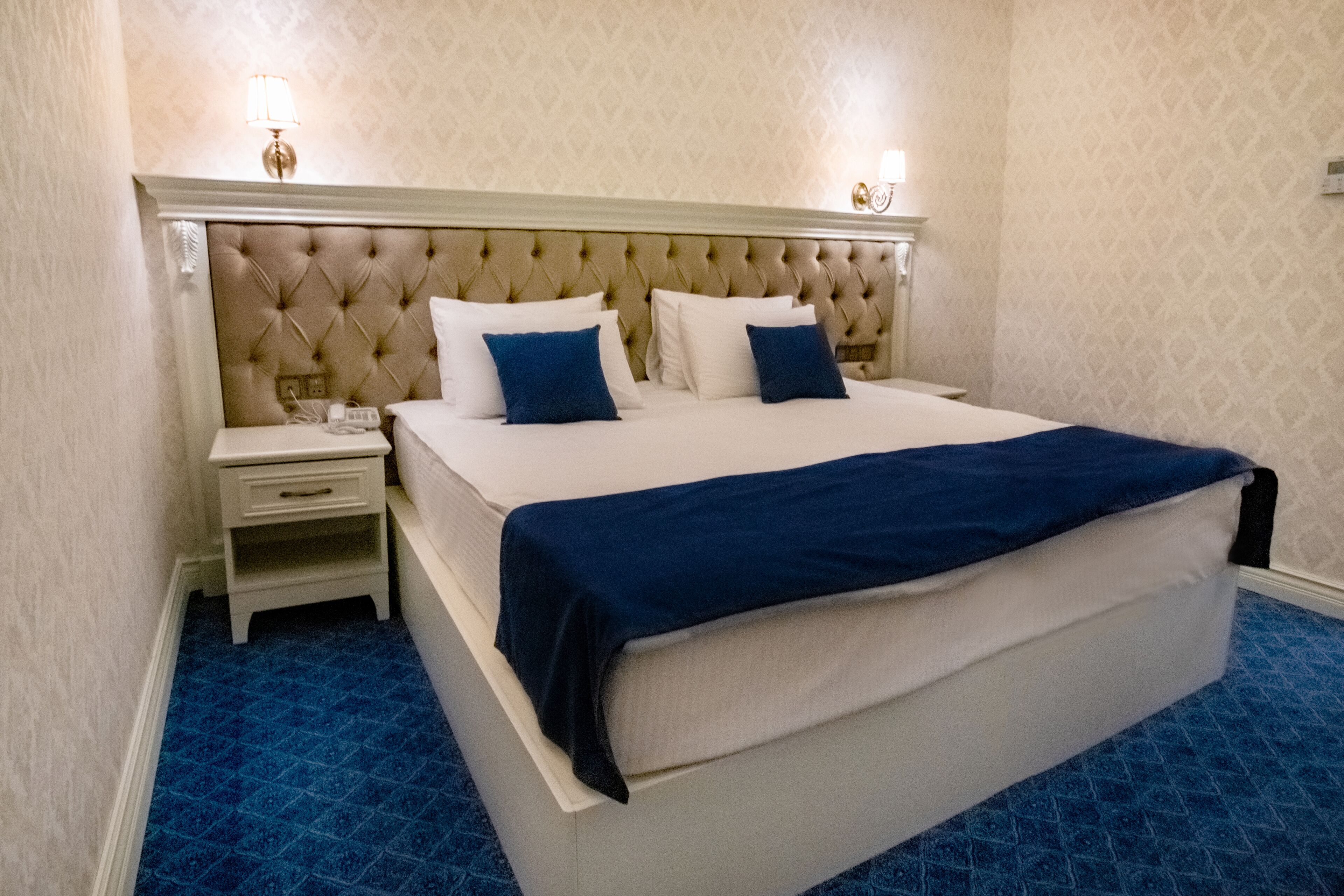 Deluxe kamer, 1 twee- of 2 eenpersoonsbedden, balkon | Luxe beddengoed, Select Comfort-bedden, een bureau
