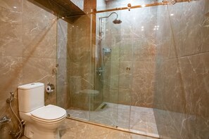 Shower, free toiletries, hair dryer, slippers - La Casa Sahil Hotel (Baku)