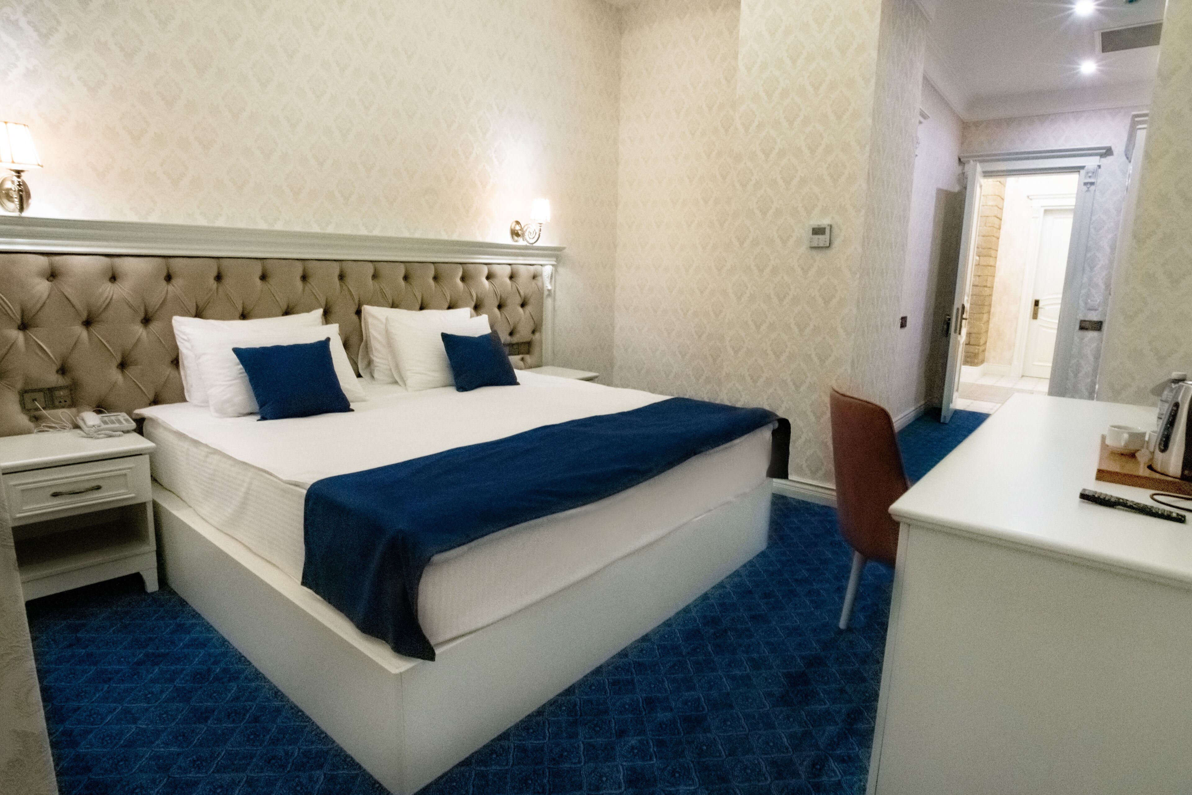 Deluxe kamer, 1 twee- of 2 eenpersoonsbedden, balkon | Luxe beddengoed, Select Comfort-bedden, een bureau