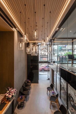 供应早餐、午餐和晚餐,国际美食