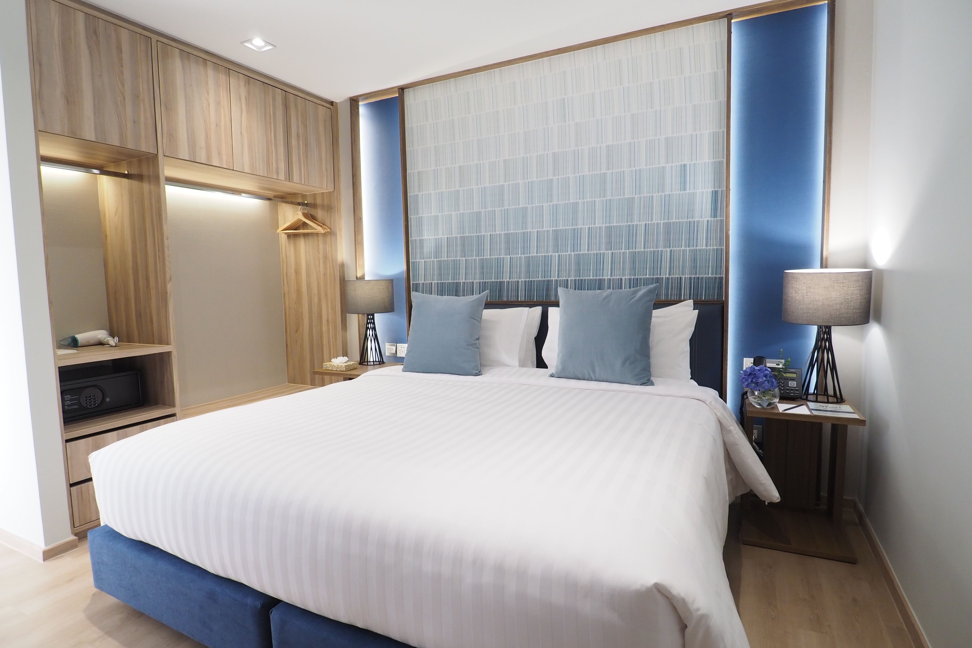 One Bedroom Premier | Minibar, in-room safe, blackout curtains, iron/ironing board