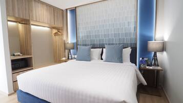 One Bedroom Premier | 1 bedroom, minibar, in-room safe, blackout curtains