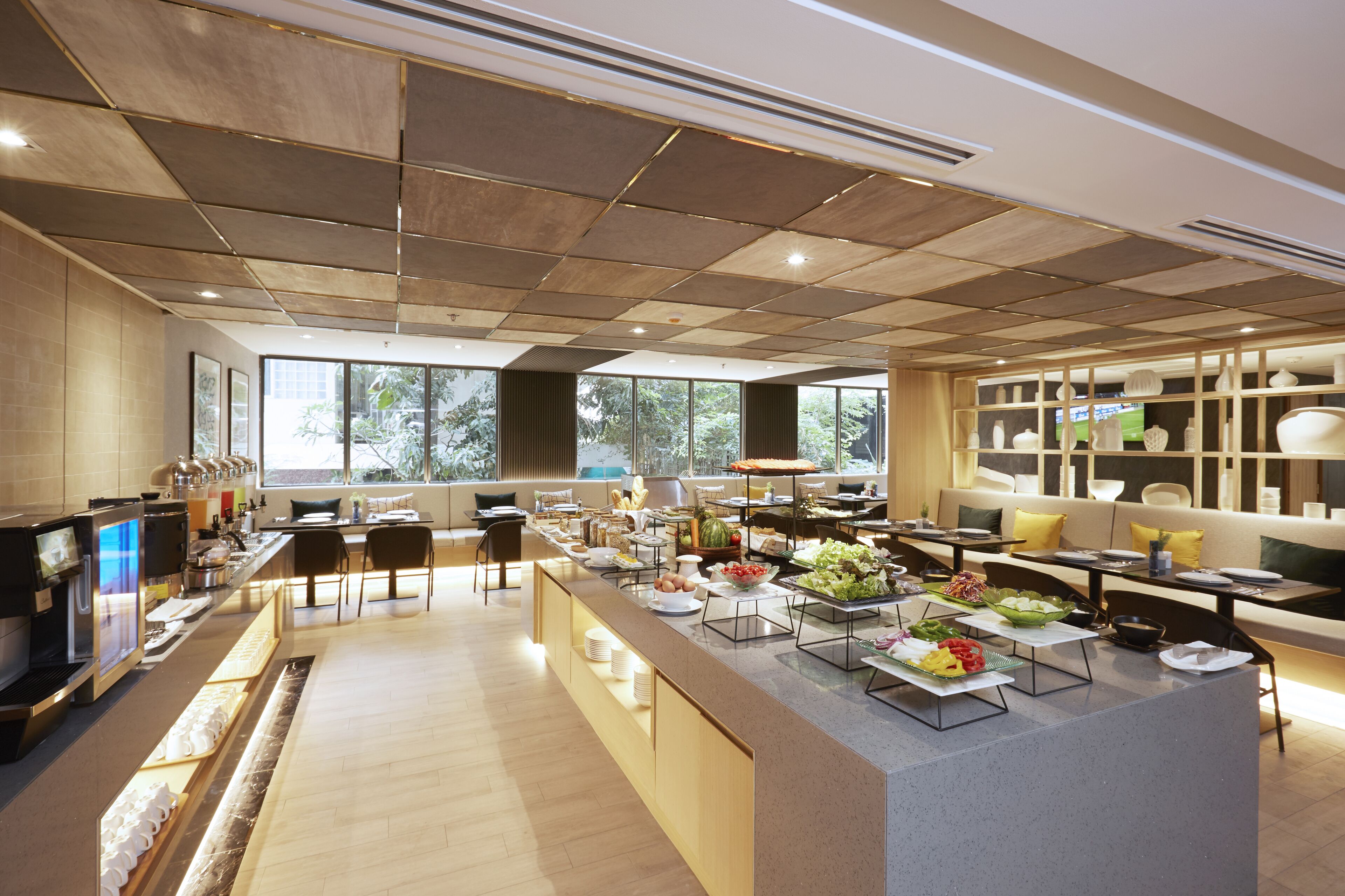 daily buffet breakfast (thb 400 per person)