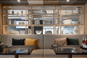 每日供应自助式早餐(每人 THB 400)