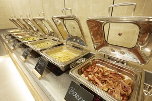 Petit déjeuner buffet servi tous les jours en supplément