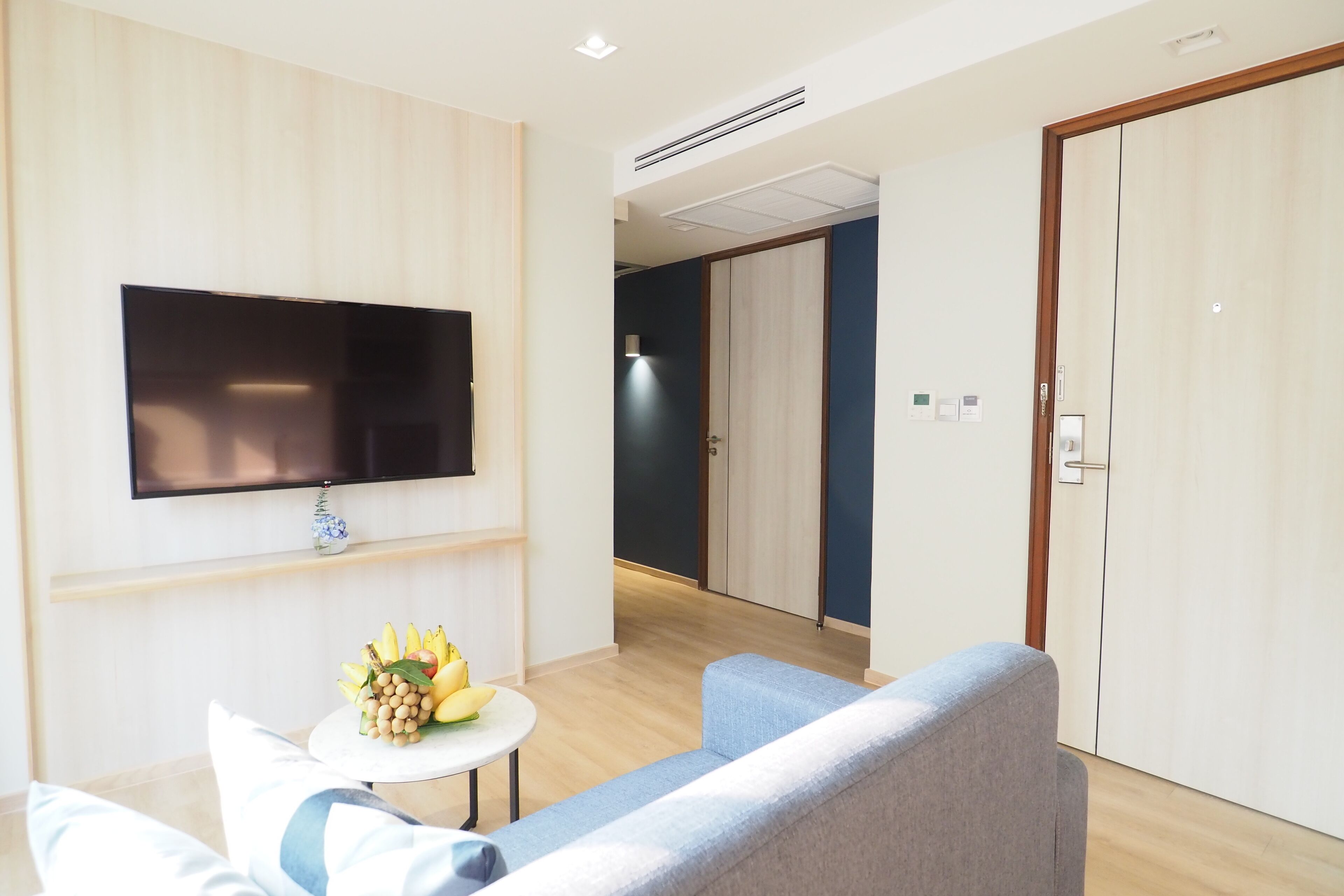 one bedroom premier | living area | 49-inch flat-screen tv with cable channels, tv