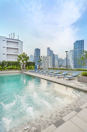 室外游泳池,07:30 至 21:00 开放,日光浴躺椅