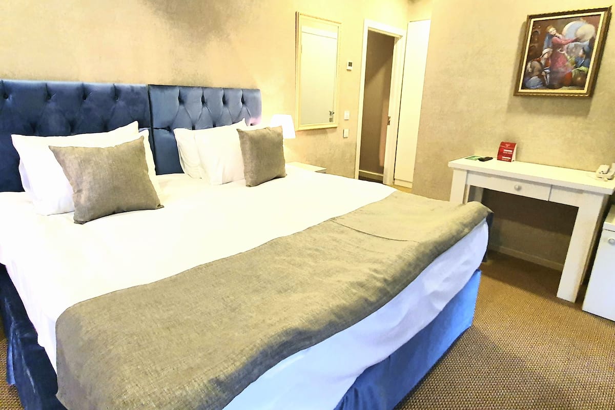 Family Suite | Minibar, desk, cribs (free), WiFi (free)