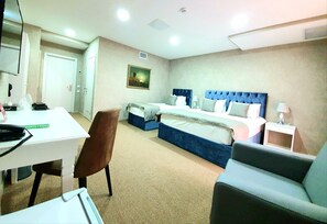 Kamar Triple Deluks | Minibar, dilengkapi dengan perabotan berbeda-beda, dan meja kerja