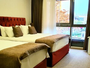 Deluxe Triple Room | Minibar, individually furnished, desk, free cribs/infant beds - La Casa Fountains Square (Baku)