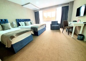 Kamar Triple Deluks | Minibar, dilengkapi dengan perabotan berbeda-beda, dan meja kerja