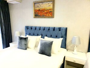 Deluxe Triple Room | Minibar, individually furnished, desk, free cots/infant beds - La Casa Fountains Square (Baku)