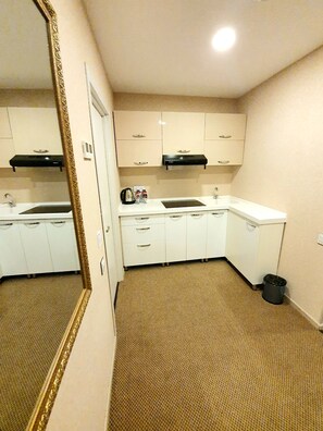 Apartment, 1 Bedroom | Private kitchenette | Fridge, stovetop, electric kettle, cookware/dishes/utensils - La Casa Fountains Square (Baku)